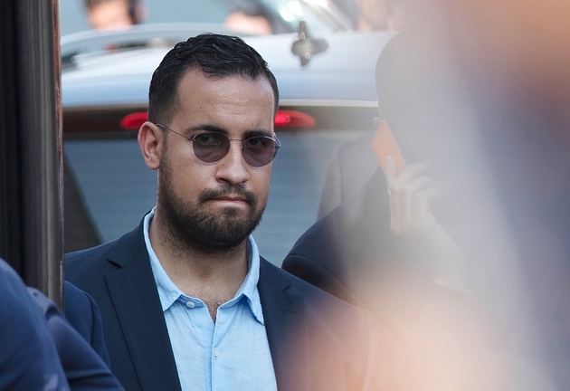 Alexandre Benalla à l'arrivée des Bleus à l'aéroport de Roissy-Charles-de-Gaulle le 16 juillet 2018