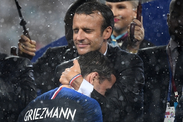Emmanuel Macron étreint Antoine Griezmann après la victoire des Bleus au stade Loujniki de Moscou, le 15 juillet 2018