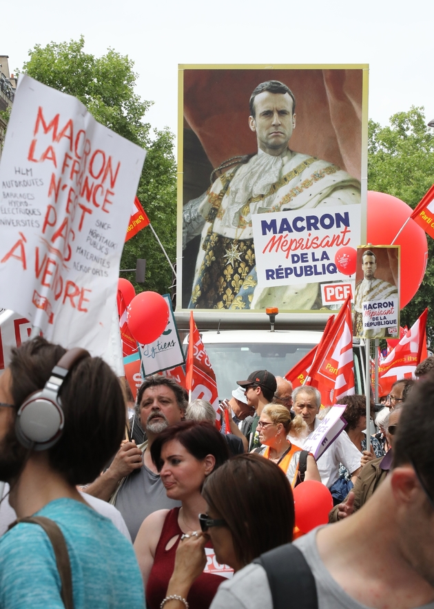 Pancarte comparant Macron à un monarque méprisant lors de la manifestation baptisée la 