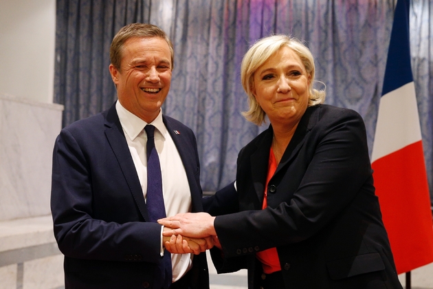 Le chef de file de Debout la France, Nicolas Dupont-Aignan, et Marine Le Pen scellent leur alliance dans les locaux du FN à Paris, le 29 avril 2017