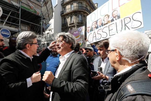 Le chef de La France insoumise Jean-Luc Mélenchon discute avec le député LFI Eric Coquerel le 5 mai 2018 à Paris
