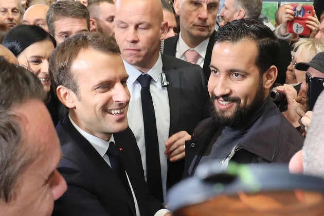 Alexandre Benalla (à droite), accompagne le président français Emmanuel Macron au Salon de l'Agriculture, le 24 février 2018