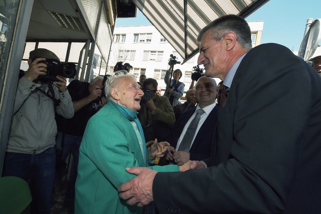 Le député centriste et candidat à la présidentielle Jean Lassalle (d), serre la main d'une passante lors d'un déplacement de campagne à Marseille, le 12 avril 2017