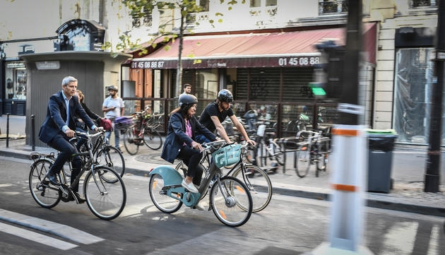 La maire de Paris Anne Hidalgo à vélo à Paris, le 4 septembre 2019