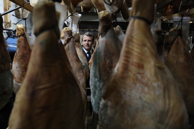 Emmanuel Macron visite les locaux de la salaison de Dominique Cesari à Cozzano en Corse le 4 avril 2019