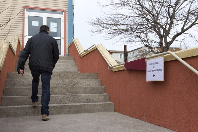 Un homme se dirige vers son bureau de vote à Saint-Pierre à Saint-Pierre-et-Miquelon, le 22 avril 2017