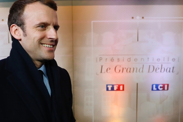 Emmanuel Macron à son arrivée pour le débat sur le plateau de TF1, le 20 mars à Aubervilliers