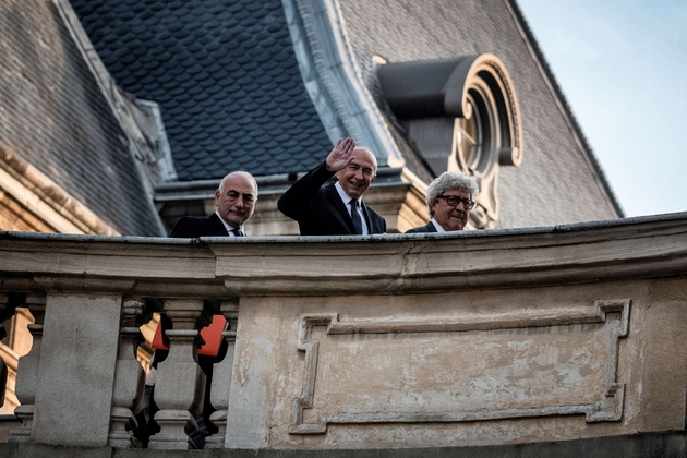 Gérard Collomb (c) à son arrivée à la mairie de Lyon, le 5 novembre 2018