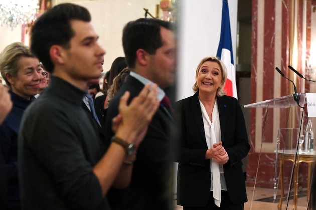 Marine Le Pen (d), la présidente du FN et candidate du Front National à l'élection présidentielle, à Paris le 2 mars 2017 après un discours