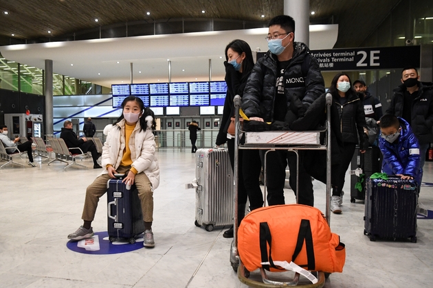 Des passagers en provenance  de Chine arrivent à l'aéroport Roissy-Charles de Gaulle, le 26 janvier 2020