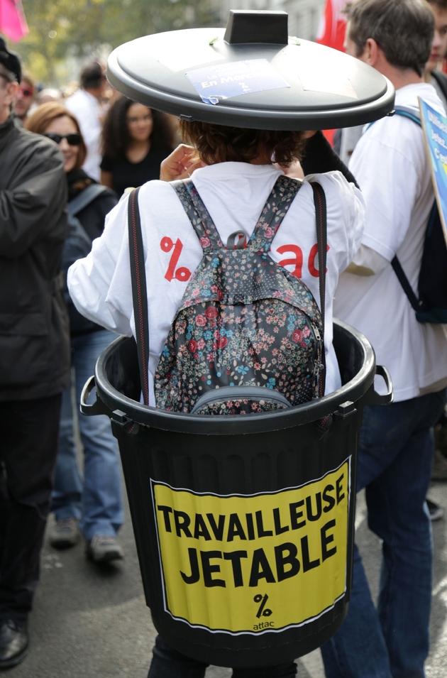 Un manifestant Place de la Bastille à Paris, le 23 septembre 2017