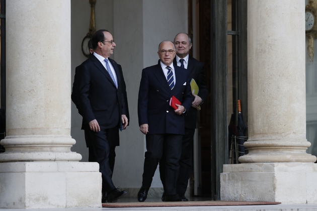 Le président François Hollande (G) sur le perron de l'Elysée avec le Premier ministre Bernard Cazeneuve (C) et le ministre de l'Intérieur Bruno Le Roux (D), le 10 décembre 2016