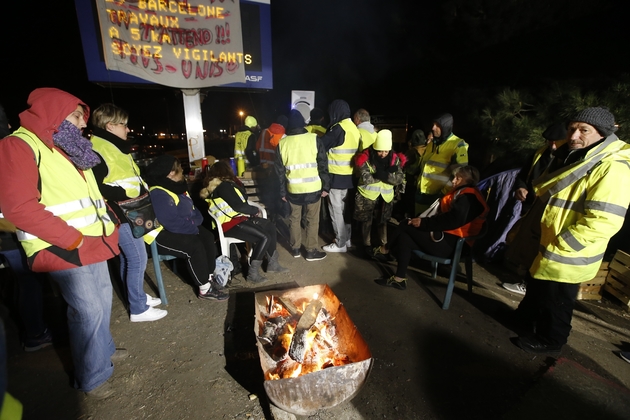 Des gilets jaunes sur un rond-point du Boulou à la nuit tombée, le 10 décembre 2018 dans les Pyrénées-Orientales