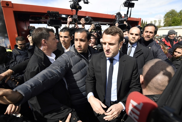 Emmanuel Macron arrive devant l'usine Whirlpool d'Amiens, le 26 avril 2017