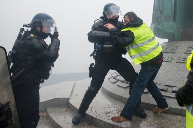 Heurts entre des policiers et des manifestants 