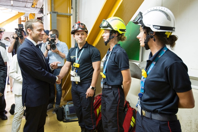 Emmanuel Macron serre la main de techniciens lors d'une visite du Centre spatial de Guinée à Kourou, le 27 octobre 2017