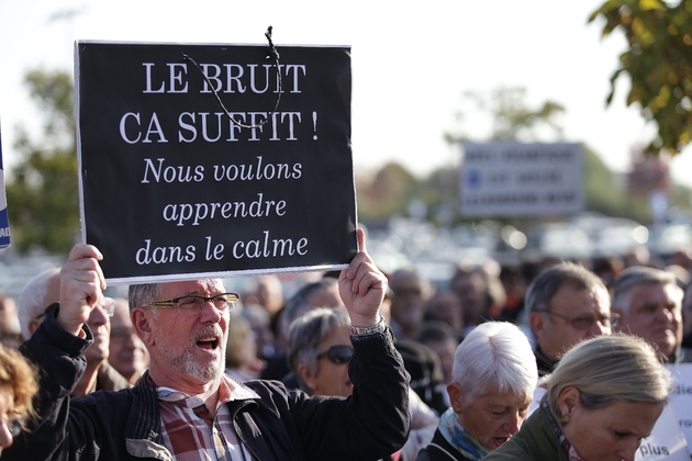 Des partisans du projet d'aéroport Notre-Dame des Landes manifestent le 13 octobre 2017 à Bouguenais devant l'aéroport de Nantes dont ils réclament le déplacement