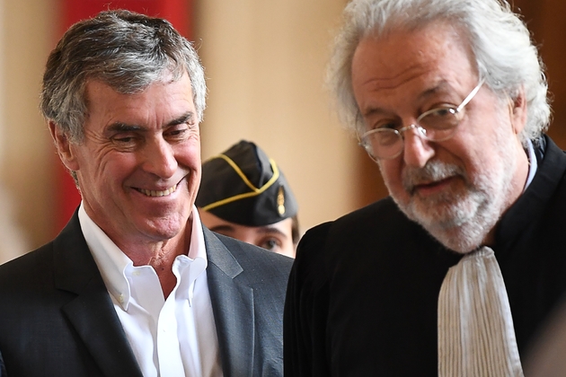 Jérôme Cahuzac quitte la cour d'appel de Paris au côté de l'un de ses avocats, Jean-Alain Michel (d), le 15 mai 2018