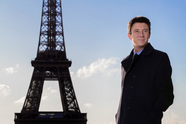 Benjamin Griveaux, candidat LREM à la mairie de Paris, pose devant la Tour Eiffel le 2 octobre 2019