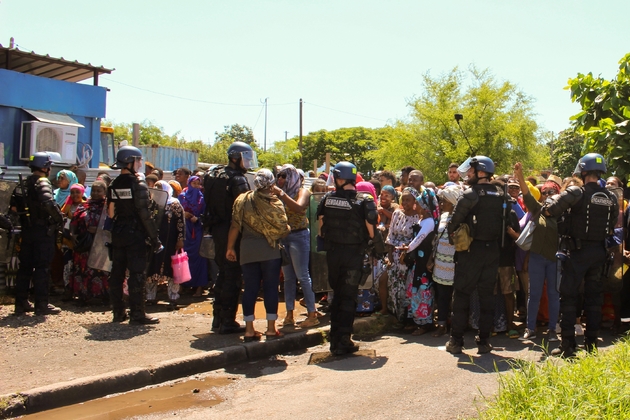 Des gendarmes font face à des manifestants à l'occasion de la venue à Mayotte d'Annick Girardin, ministre des Outre-Mer. Lundi 12 mars 2018.