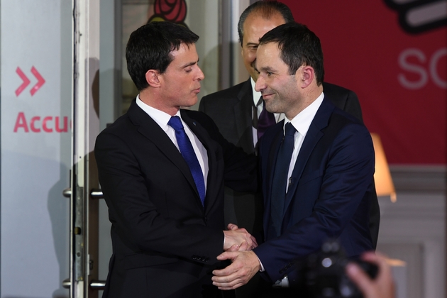 Poignée de mains entres Manuel Valls et Benoît Hamon au soir du second tour de la primaire PS, le 29 janvier 2017 à Paris 