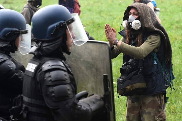 Un manifestant fait face à des gendarmes dans la ZAD de Notre-Dame-des-Landes le 13 avril 2018