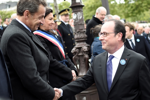 L'ancien président Nicolas Sarkozy (g) et son successeur à l'Elysée François Hollande, lors des cérémonies de commémoration du 8 mai 1945; sur les Champs-Elysées à Paris, le 8 mai 2017