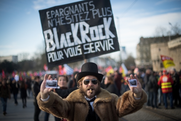 Un manifestant à Nantes, le 16 janvier 2020, prend pour cible le gestionnaire d'actifs BlackRock, accusé de faire valoir auprès de l'exécutif le régime de retraite par capitalisation, sur le modèle des fonds de pension américains