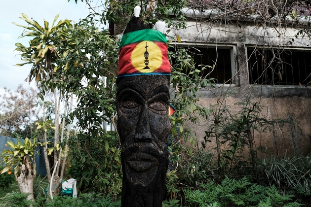 Le drapeau du Front de liberation nationale kanak socialiste (FLNKS) enroulé autour d'une sculpture dans une ancienne ferme de Poindimie