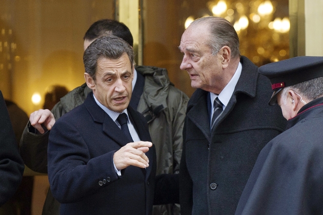 Nicolas Sarkozy et Jacques Chirac le 21 janvier 2011 sortant d'un restaurant parisien, après un déjeuner consacré à la préparation des G8 et G20