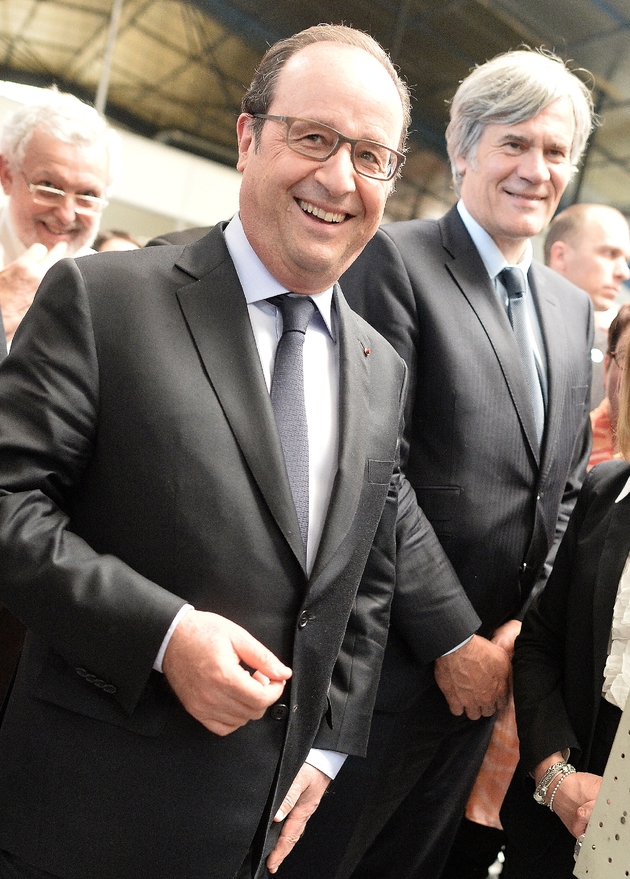 Le président français François Hollande (g) et le ministre de l'Agriculture et porte-parole du gouvernement Stéphane Le Foll, lors de la visite d'une usine à Sablé-sur-Sarthe, le 4 mai 2016