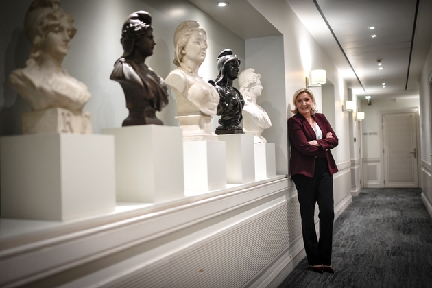 La présidente du Rassemblement national, Marine Le Pen, pose à l'Assemblée nationale le 15 mai 2019