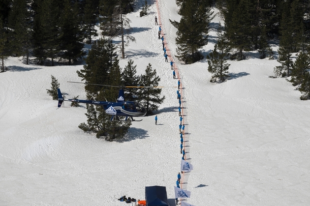 Des militants d'extrême droite érigent une barrière sur un col des Alpes pour bloquer le passage de migrants, lors d'une action le 21 avril 2018