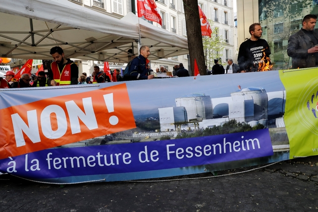 Manifestation contre la fermeture de la centrale nucléaire de Fessenheim, devant le siège social social de EDF à Paris, le 6 avril 2017