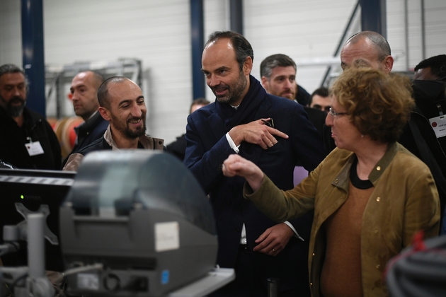 Edouard Philippe et la ministre du Travail, Muriel Pénicaud, visitent la Société Nouvelle d'Installations Electriques à Brie-Comte-Robert, en Seine-et-Marne, le 30 novembre 2017