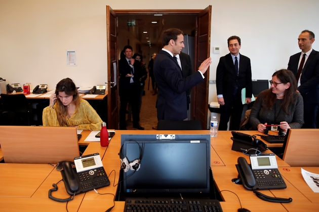 Le président Emmanuel Macron visite le 3 avril 2020 le Centre de crise et de soutien du ministère des Affaires étrangères à Paris 