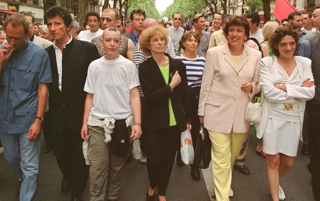 Bertrand Delanoë, alors président du groupe PS au conseil de Paris, Jack Lang, ancien ministre de la Culture, Roselyne Bachelot, alors députée RPR, défilent, le 26 juin 1999, en tête de la grande parade de la Gay pride 1999,  où une banderole proclamait 