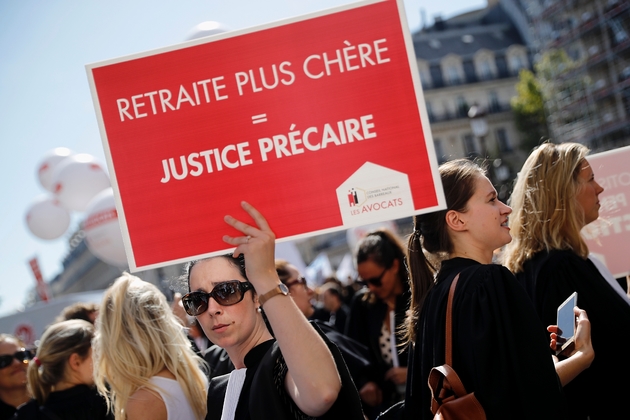 Une avocate dans une manifestation contre la réforme des retraites, à Paris, le 16 septembre 2019