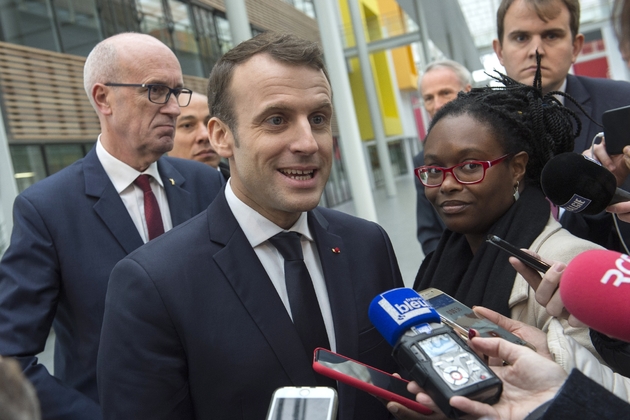 Emmanuel Macron et Sibeth Ndiaye (D) lors d'un point presse à Ladoux, le 25 janvier 2018