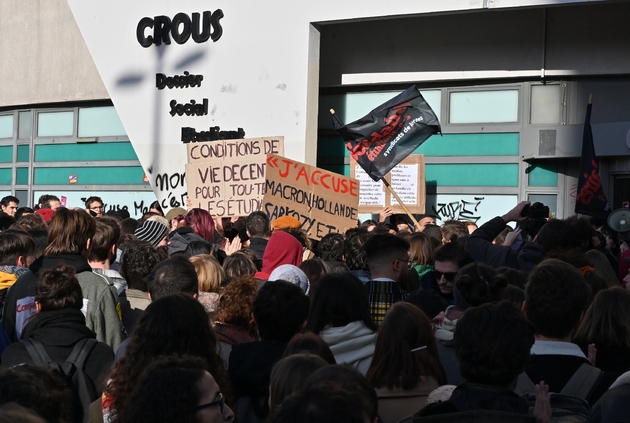 Manifestation d'étudiants devant le Crous de Lyon le 12 novembre 2019
