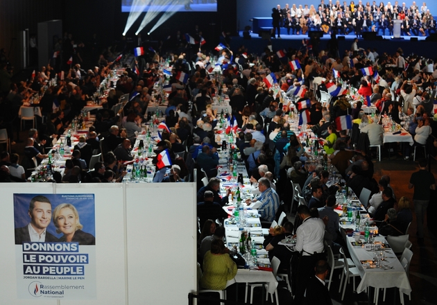 Une affiche de Marine Le Pen, présidente du Rassemblement National, et de Jordan Bardella, tête de liste RN pour les Européennes, lors d'un 