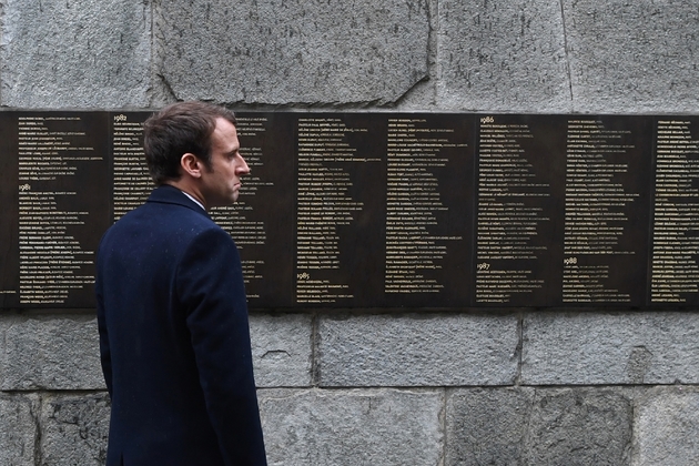 Emmanuel Macron devant Le Mur des Justes lors d'une visite au Mémorial de la Shoah à Paris, le 30 avril 2017