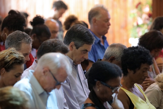 François Fillon lors d'une messe dans une église de Saint-Gilles-les-Bains à La Réunion, le 12 février 2017