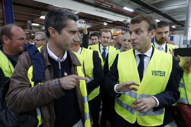 Le président Emmanuel Macron parle avec le député LFI François Ruffin pendant une visite de l'usine Whirlpool à Amiens, le 3 octobre 2017
