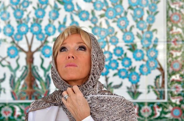 Brigitte Macron visitant la mosquée Cheikh Zayed à Abou Dhabi le 9 novembre 2017 