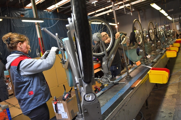 Des employés travaillent dans l'usine Arcade Cycles de La Roche-sur-Yon, le 19 décembre 2017