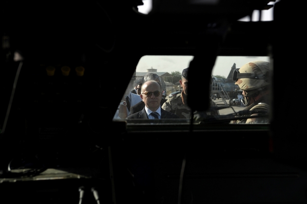 Le Premier ministre, Bernard Cazeneuve, rencontre les soldats de la force française antijihadiste Barkhane à la base aérienne de N'Djamena, le 29 décembre 2016 au Tchad