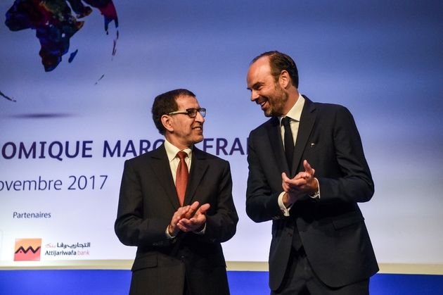 Le Premier ministre français Edouard Philippe (D) et son homologue marocain Saadeddine al-Othmani applaudissent durant un forum économique franco-marocain le 16 novembre dans la ville de Skhirat, au Maroc.
