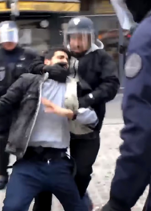 Capture de la vidéo filmée par un militant LFI montrant Alexandre Benalla maîtrisant violemment un manifestant le 1er-Mai à Paris