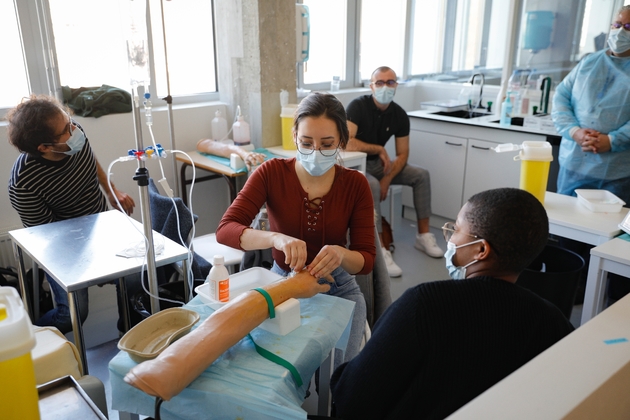 Du personnel médical s'entraîne aux soins au Campus Picpus de l'AP-HP, le 30 mars 2020 à Paris